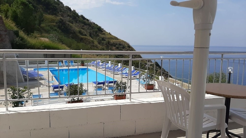 Imagen de la piscina del Hotel Corallo Calav&agrave;. Foto 19