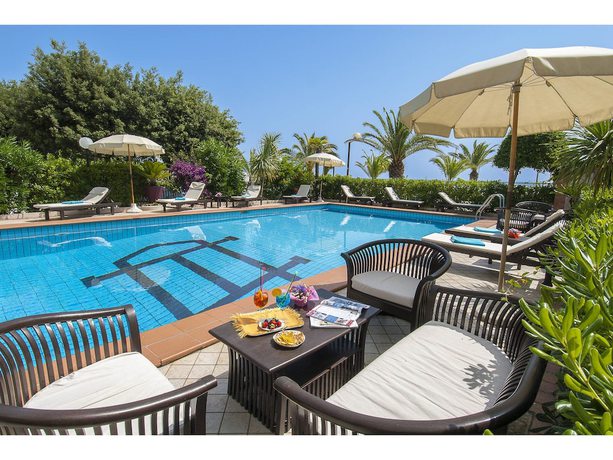 Imagen de la piscina del Hotel Corallo, Villa Rosa. Foto 13