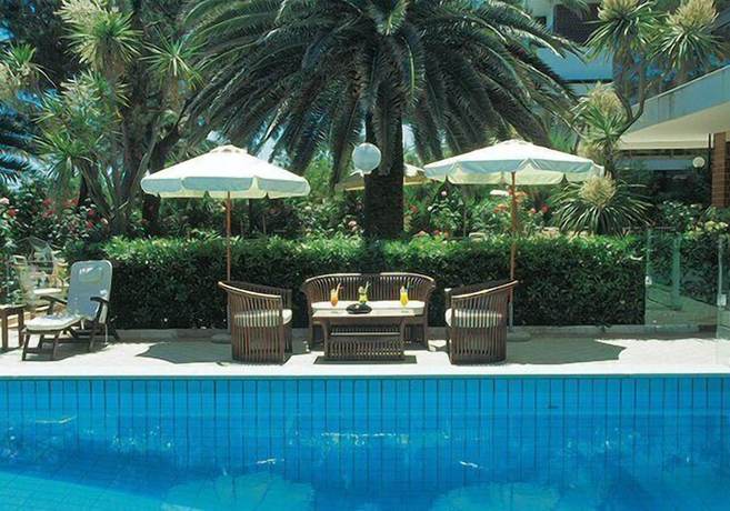 Imagen de la piscina del Hotel Corallo, Villa Rosa. Foto 18