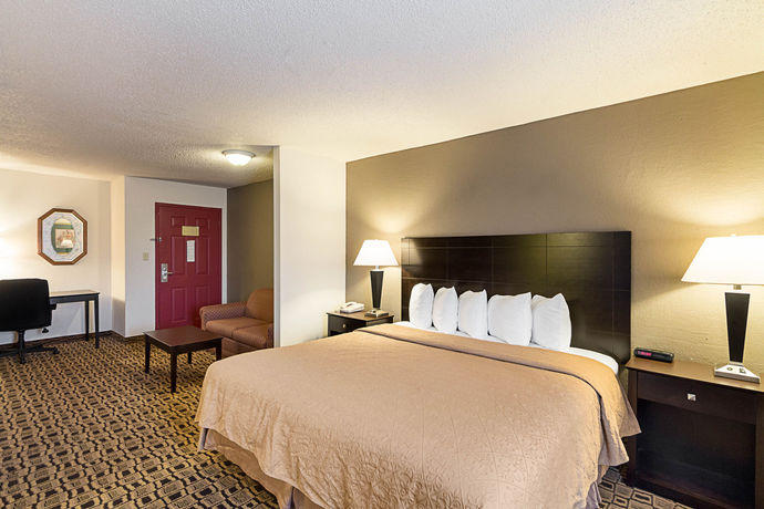 Imagen de los interiores del Hotel Coratel Plus Suites Wichita West Airport. Foto 14