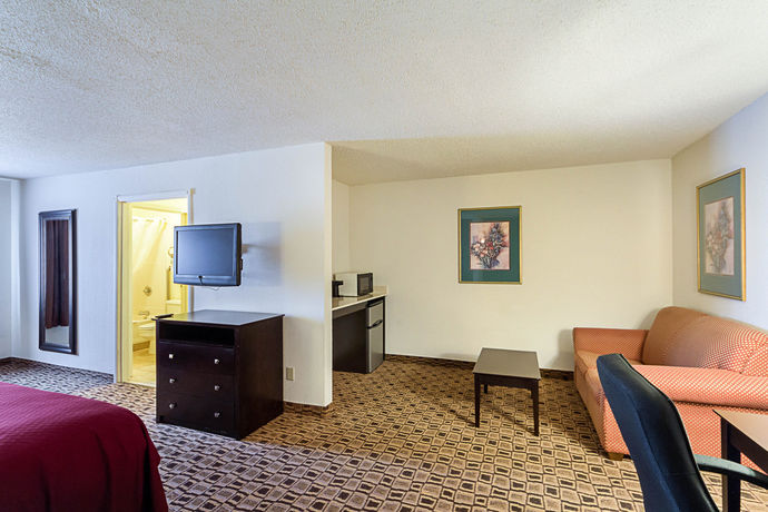 Imagen de los exteriores del Hotel Coratel Plus Suites Wichita West Airport. Foto 12