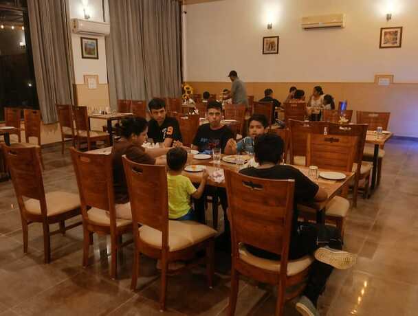 Imagen del bar/restaurante del Hotel Corbett River Valley Resort. Foto 17