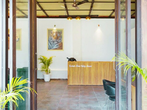 Imagen de los interiores del Hotel Corbett River Valley Resort. Foto 21