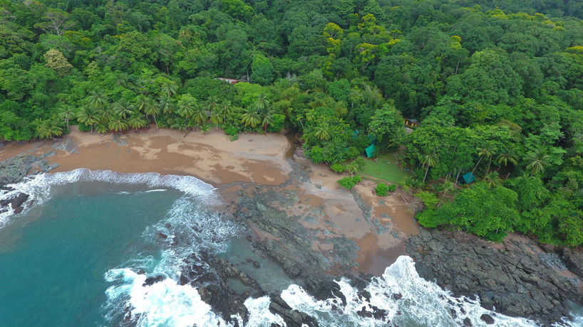 Imagen de los exteriores del Hotel Corcovado Adventures Tent Camp. Foto 5