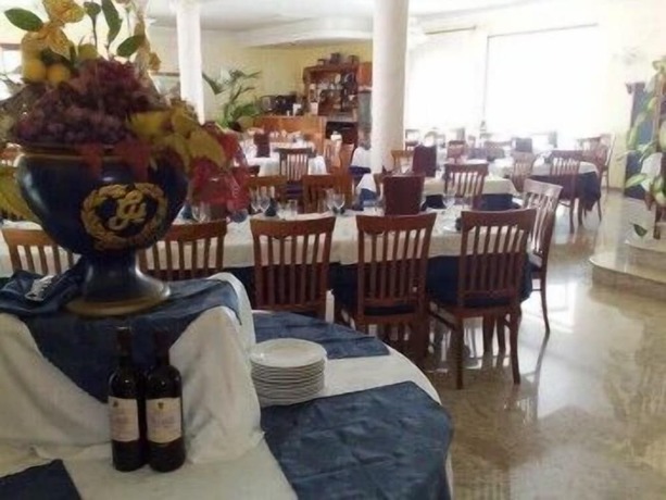 Imagen del bar/restaurante del Hotel Cordial, Comiso. Foto 10