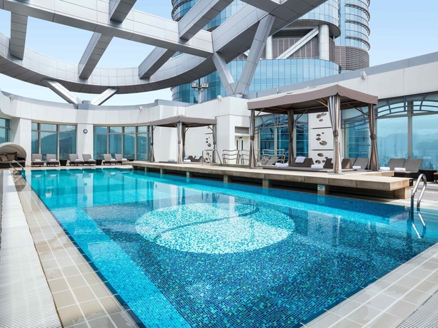Imagen de la piscina del Hotel Cordis, Hong Kong. Foto 16