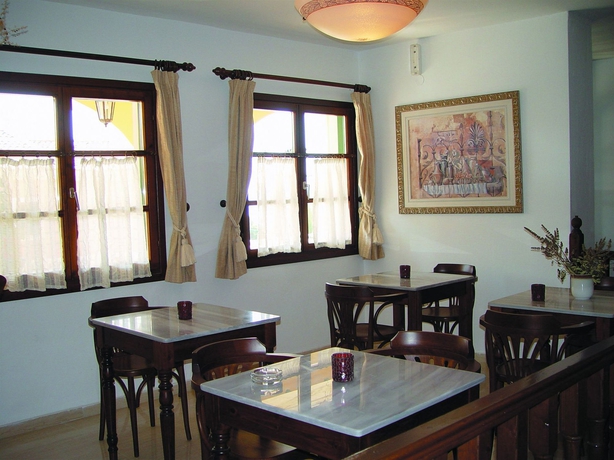 Imagen del bar/restaurante del Hotel Corfu Aquamarine. Foto 2