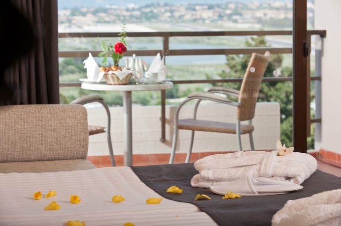 Imagen de la habitación del Hotel Corfu Holiday Palace. Foto 10