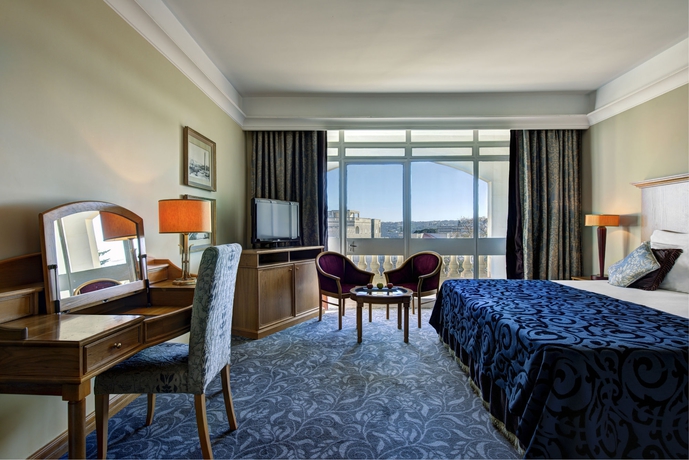 Imagen de la habitación del Hotel Corinthia Palace Malta. Foto 10