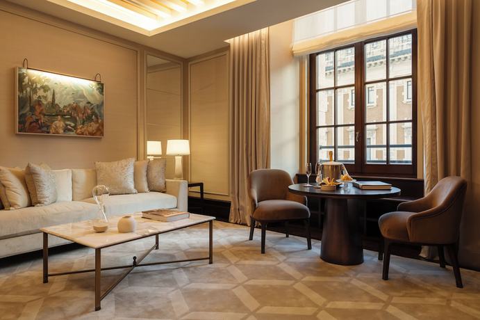 Imagen de la habitación del Hotel Corinthia Rome. Foto 7