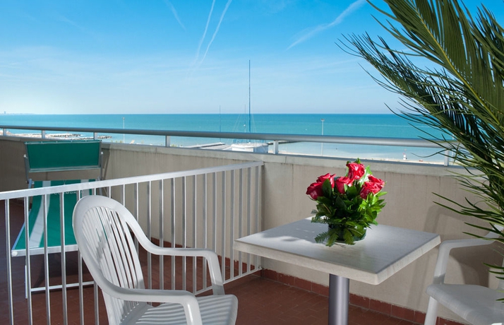 Imagen de los exteriores del Hotel Cormoran, Cattolica. Foto 7