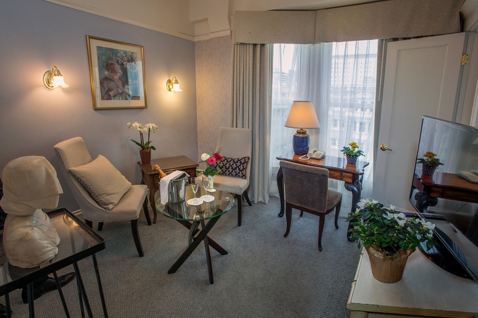 Imagen de los interiores del Hotel Cornell De France. Foto 13