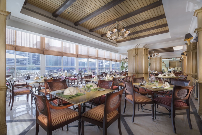 Imagen del bar/restaurante del Hotel Corniche Abu Dhabi. Foto 3