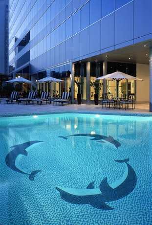Imagen de la piscina del Hotel Corniche Abu Dhabi. Foto 15