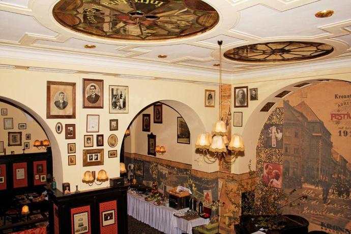 Imagen de los interiores del Hotel Coroana. Foto 11