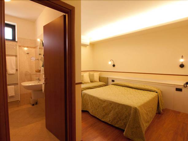 Imagen de la habitación del Hotel Corona, Cuvio. Foto 15