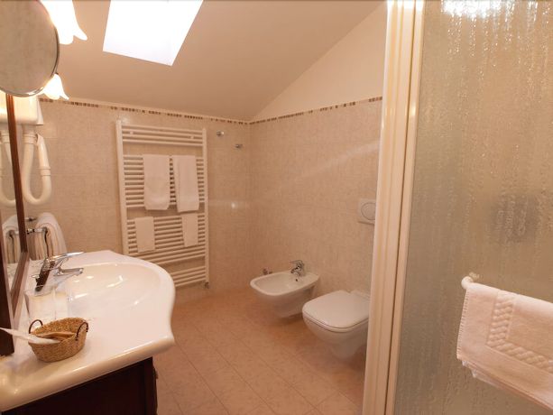 Imagen de la habitación del Hotel Corona, Cuvio. Foto 17