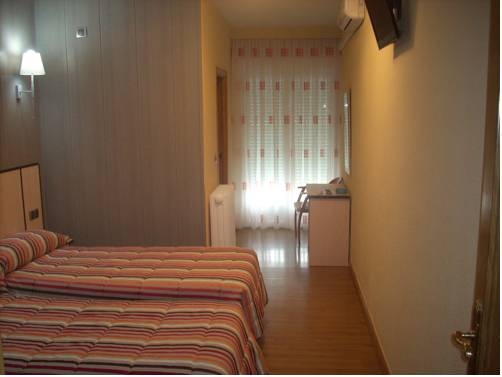 Imagen general del Hotel Corona De Castilla, Villares de la Reina. Foto 7