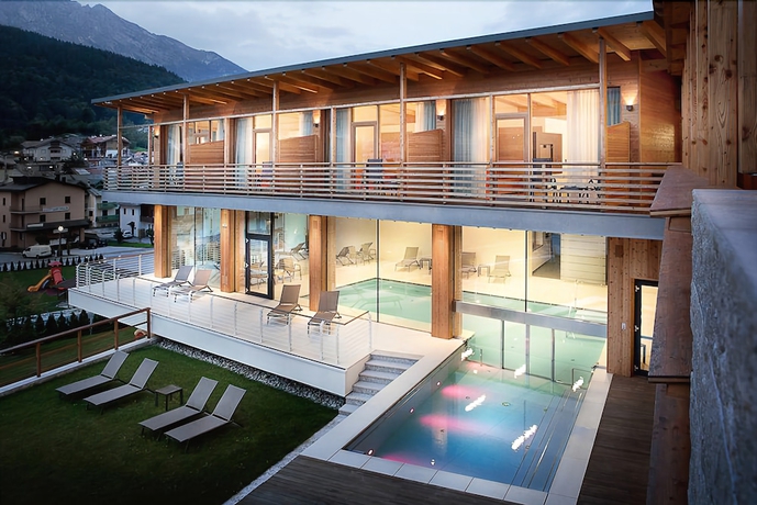 Imagen de la piscina del Hotel Corona Dolomites. Foto 18