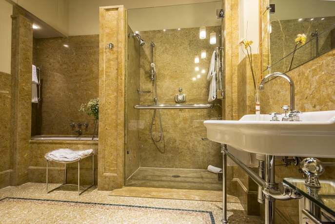 Imagen de la habitación del Hotel Corona D'oro. Foto 6