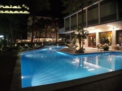 Imagen de la piscina del Hotel Corona Milano Marittima Hotel. Foto 6