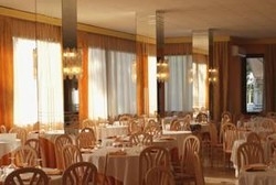 Imagen del bar/restaurante del Hotel Corona Milano Marittima Hotel. Foto 2