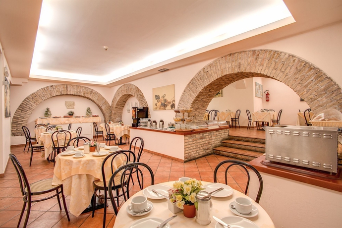 Imagen del bar/restaurante del Hotel Corona, Plaza de la Rep&uacute;blica. Foto 3