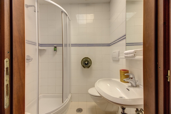 Imagen de la habitación del Hotel Corona, Plaza de la Rep&uacute;blica. Foto 7