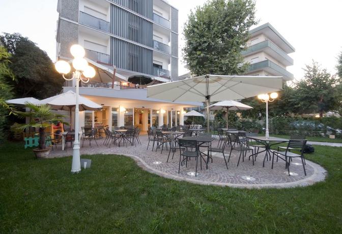 Imagen de los exteriores del Hotel Corona, Riccione. Foto 9