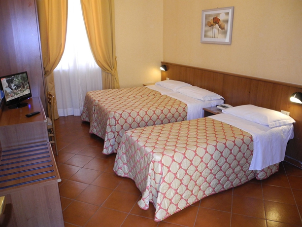 Imagen de la habitación del Hotel Corona, Roma. Foto 10