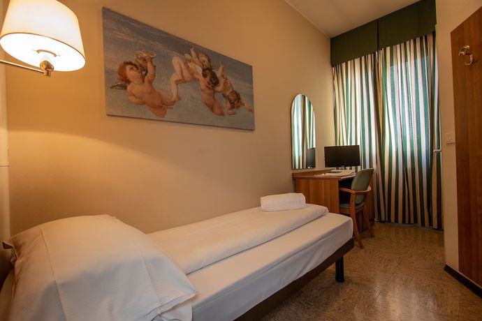 Imagen de la habitación del Hotel Corona, Tirano. Foto 2