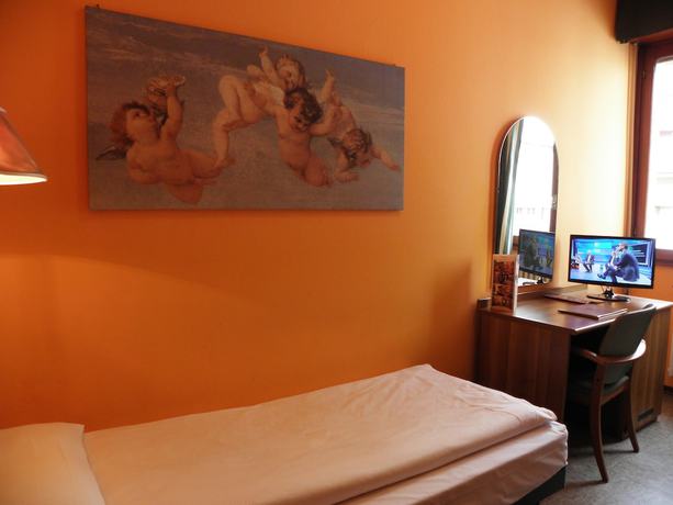 Imagen de la habitación del Hotel Corona, Tirano. Foto 3