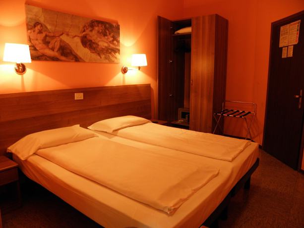 Imagen de la habitación del Hotel Corona, Tirano. Foto 7