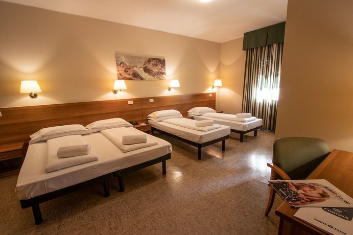 Imagen de la habitación del Hotel Corona, Tirano. Foto 8