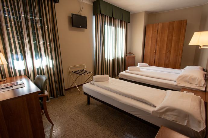 Imagen de la habitación del Hotel Corona, Tirano. Foto 13