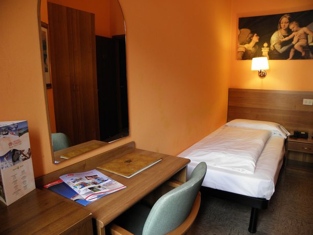 Imagen de la habitación del Hotel Corona, Tirano. Foto 14