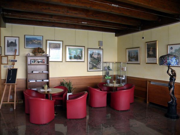 Imagen de los interiores del Hotel Corone. Foto 19