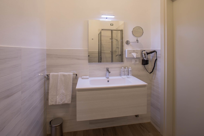 Imagen de la habitación del Hotel Cortaccia Sanvitale. Foto 16