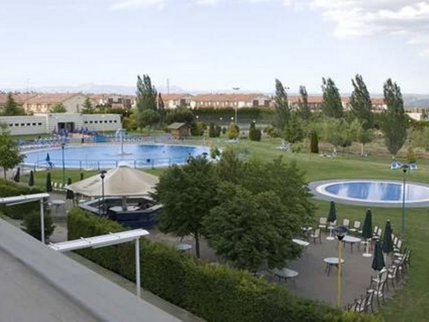 Imagen de la piscina del Hotel Cortes de Leon. Foto 10