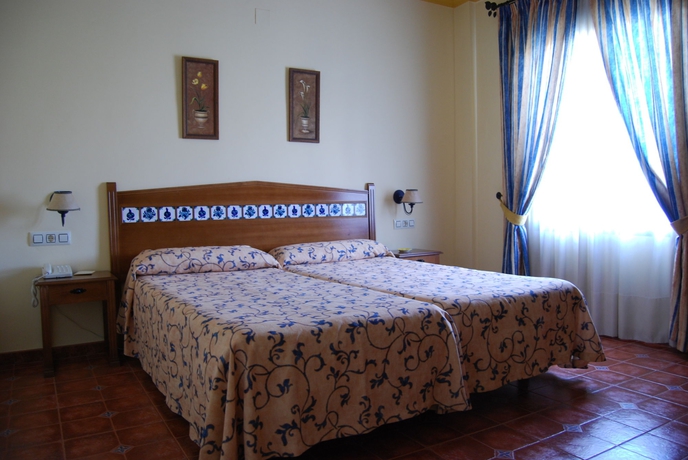 Imagen de la habitación del Hotel Cortijo De Tájar. Foto 7