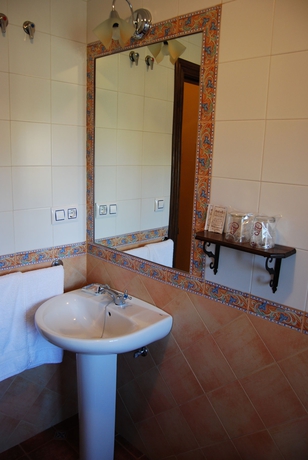 Imagen de la habitación del Hotel Cortijo De Tájar. Foto 11