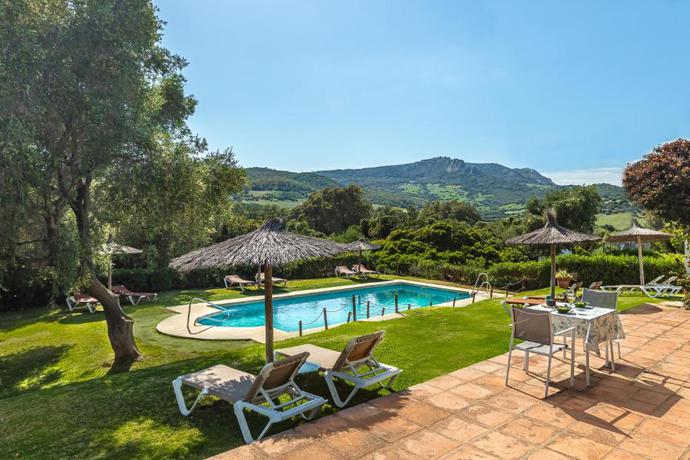 Imagen de la piscina del Hotel Cortijo Las Pi&ntilde;as. Foto 13