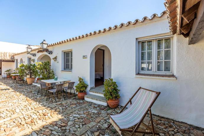 Imagen de los exteriores del Hotel Cortijo Las Pi&ntilde;as. Foto 5