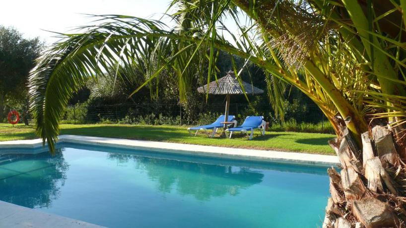Imagen de la piscina del Hotel Cortijo Las Pi&ntilde;as. Foto 14