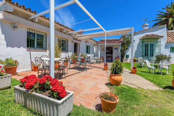 Imagen de los exteriores del Hotel Cortijo Las Pi&ntilde;as. Foto 6