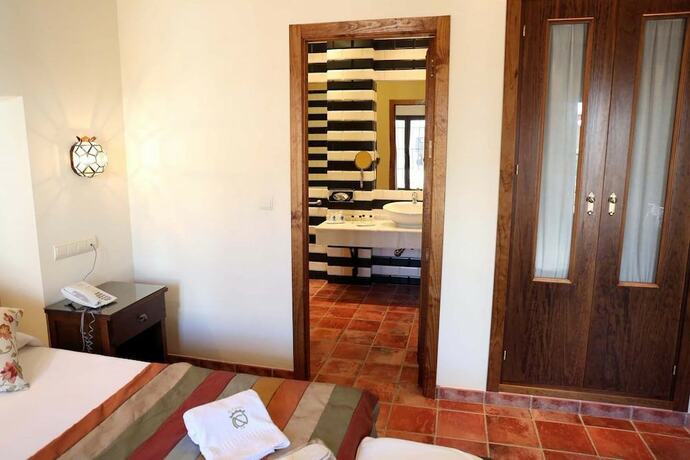 Imagen de la habitación del Hotel Cortijo Los Naranjos de San Juan. Foto 11