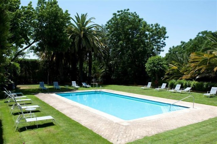 Imagen de la piscina del Hotel Cortijo Torre de la Reina. Foto 19