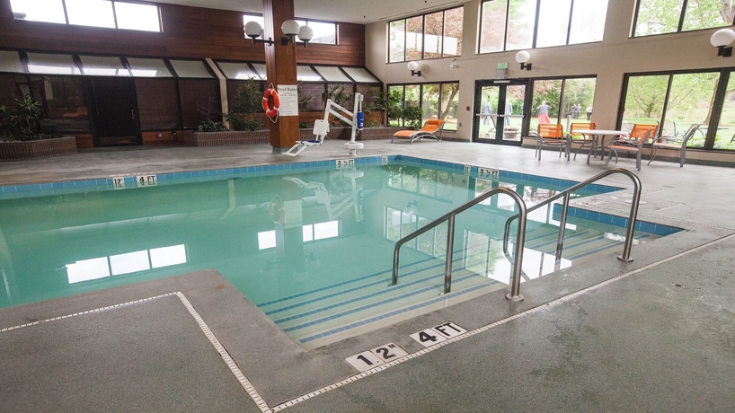 Imagen de la piscina del Hotel Cortina Inn. Foto 8