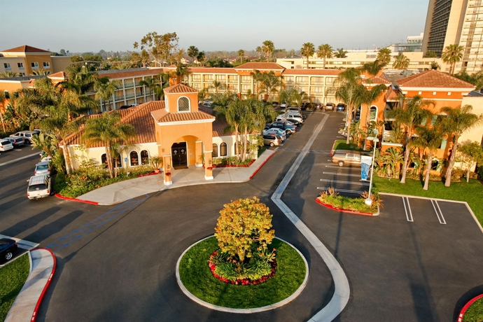 Imagen de los exteriores del Hotel Cortona Inn and Suites Anaheim Resort. Foto 8