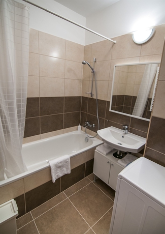 Imagen de la habitación del Hotel Corvin Center Suites. Foto 10